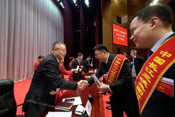 董事長為杰出員工頒獎(jiǎng) 黃正平 董事長為杰出員工頒獎(jiǎng) 黃正平